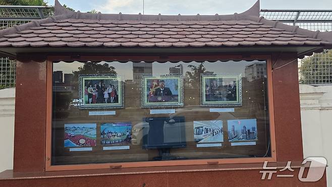 지난 12일 캄보디아 프놈펜에 위치한 북한대사관 앞 게시판에 김정은 노동당 총비서의 사진이 걸려 있다. 2026.1.12/뉴스1 ⓒ News1 최소망 기자