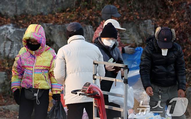 영하권 추위 속 전북 전주시 남부시장 인근 도깨비시장에서 방한용품을 착용한 시민들이 장을 보고 있다. 2025.12.3/뉴스1 ⓒ News1 유경석 기자