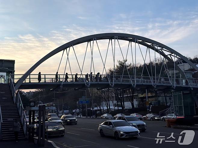 20일 오전 강원 남춘천역에서 내린 시민들이 다리를 건너가고 있다.2025.1.20 한귀섭 기자