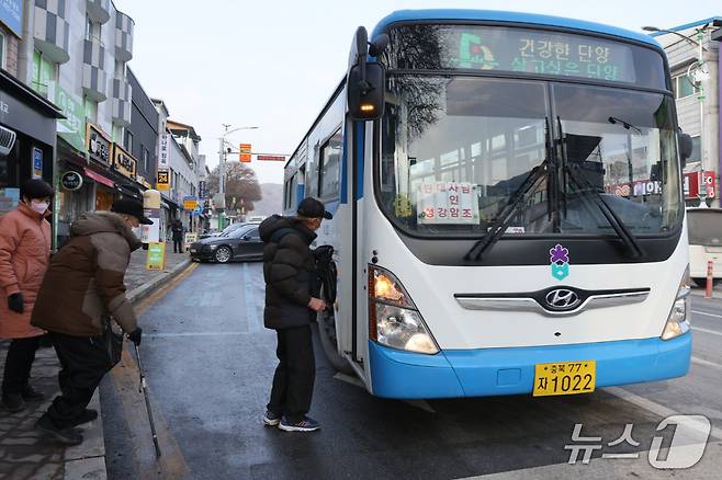 시내버스 이용하는 단양지역 노인들.(단양군 제공, 재판매 및 DB금지)/뉴스1