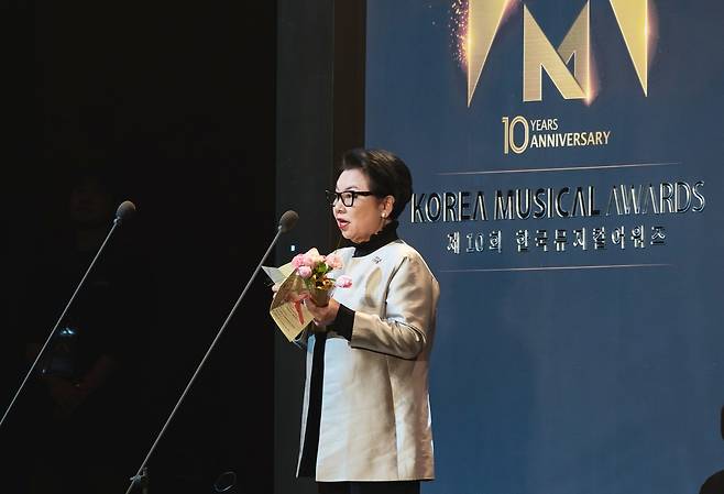 지난 19일 CJ문화재단이 세종문화회관 대극장에서 열린 ‘제10회 한국뮤지컬어워즈’에서 공로상을 수상한 가운데 민희경 CJ사회공헌추진단장이 소감을 말하고 있다.(한국뮤지컬어워즈협회 제공)