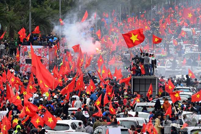베트남 내 김상식 감독을 향한 지지는 아주 뜨겁다. 과거 박항서 감독 못지않는 큰 사랑을 받고 있다. ⓒ AFP=뉴스1