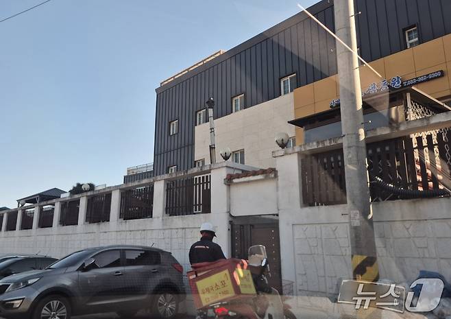 20일 인천 강화군 중증장애인거주시설 색동원을 찾은 우체국 직원이 소포 전달을 위해 쪽문 앞에 서있다.이시명 기자/뉴스1