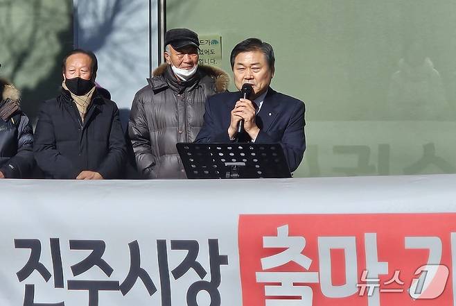 김권수 전 경남개발공사 사장이 20일 진주 광미사거리에서 기자회견을 열고 진주시장 출마를 선언하고 있다. 2026.1.20/뉴스1 한송학기자