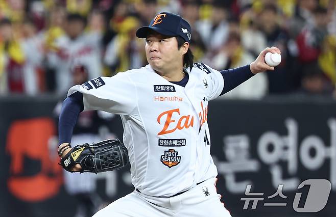 29일 대전 한화생명볼파크에서 열린 프로야구 2025 신한 SOL뱅크 KBO 포스트시즌 한국시리즈 3차전 LG 트윈스와 한화 이글스의 경기, 8회초 한화 구원투수 김범수가 역투하고 있다. 2025.10.29/뉴스1 ⓒ News1 김도우 기자