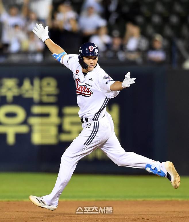 두산 안재석이 28일 잠실구장에서 열린 2025 KBO리그 삼성과 경기 연장 10회말 2사 1-2루 상황에서 삼성 투수 김재윤을 상대로 끝내기 1타점 2루타를 친 뒤 기뻐하고 있다. 잠실 | 박진업 기자 upandup@sportsseoul.com