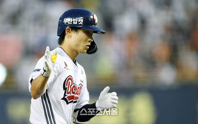 두산 이유찬이 23일 잠실구장에서 열린 2025 KBO리그 한화와 경기 6회말 2사 2루 한화 엄상백을 상대로 2점 홈런을 치고 임재현 코치와 하이파이브를 하고 있다. 잠실 | 박진업 기자 upandup@sportsseoul.com