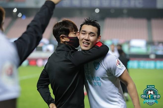 포항 시절 김기동(왼쪽) 감독과 송민규. 사진 | 한국프로축구연맹