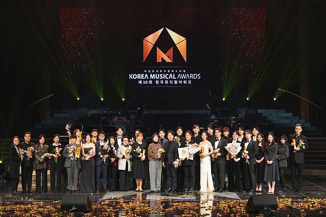 지난 19일 제10회 한국뮤지컬어워즈에서 영광의 수상자들이 기념 촬영하고 있다. 사진 | 한국뮤지컬협회