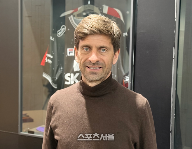 세르지우 코스타 제주 감독이 19일 서귀포 클럽하우스에서 취재진을 만나 인터뷰한 뒤 사진 촬영에 임하고 있다. 서귀포 | 정다워 기자