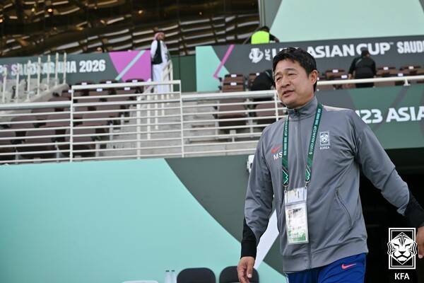 한국 U-23 대표팀 이민성 감독이 사우디아라비아 제다에 위치한 킹 압둘라 스포츠 시티홀 스타디움에서 일본과 2026 아시아축구연맹(AFC) U-23 아시안컵 4강전 준비를 위해 경기장에 입장하고 있다. /사진=대한축구협회