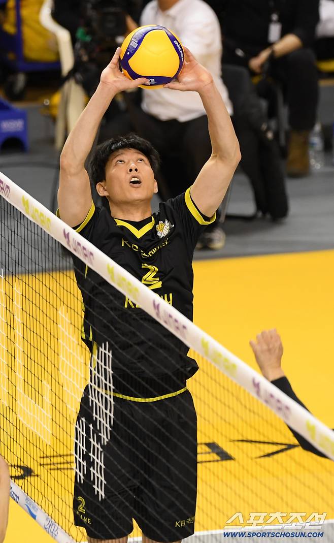 2일 의정부 경민대학교 체육관에서 열린 V리그 남자부 KB손해보험과 한국전력의 경기. KB손해보험 세터 황택의가 토스를 올리가 있다. 의정부=박재만 기자 pjm@sportschosun.com/2025.12.02/