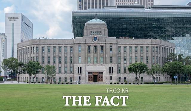 서울도서관이 20일부터 오는 31일까지 책 대출 기한을 넘겨 이용이 제한된 시민에게 책 대출을 권장하고자 연체자 사면 프로그램 공공도서관 AI 특사 캠페인 '다시, 도서관'을 운영한다. /더팩트DB