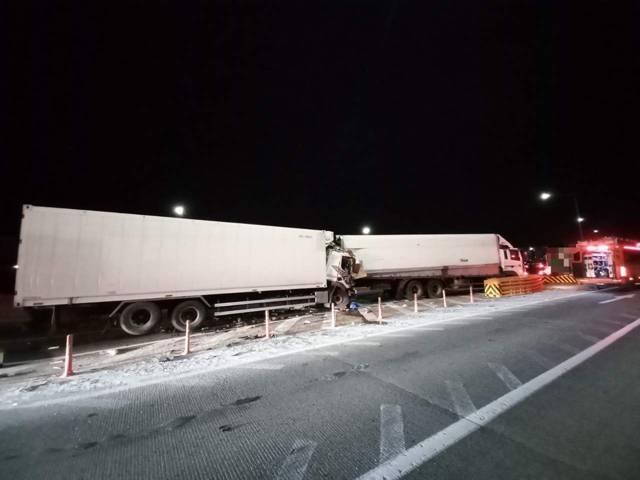구미시 광평동 경부고속도로 서울방향 172km 지점에서 11톤 윙바디 화물차와 8.5톤 냉동탑차가 추돌했다. /경북소방본부
