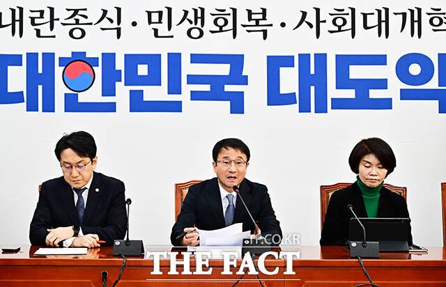 한병도 더불어민주당 원내대표(가운데)가 20일 오전 서울 여의도 국회에서 열린 원내대책회의에 참석해 모두발언을 하고 있다. /국회=배정한 기자