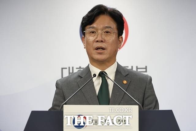 김영훈 고용노동부 장관이 지난해 7월 29일 서울 종로구 정부서울청사에서 노조법 2·3조 개정안(노란봉투법) 등 노동조합 및 노동관계조정법 개정(안) 관련 브리핑을 하고 있다. /뉴시스