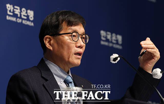 이창용 한국은행 총재가 지난 15일 오전 서울 중구 한국은행에서 열린 통화정책방향 기자간담회에서 취재진 질문에 답하고 있다. /남윤호 기자