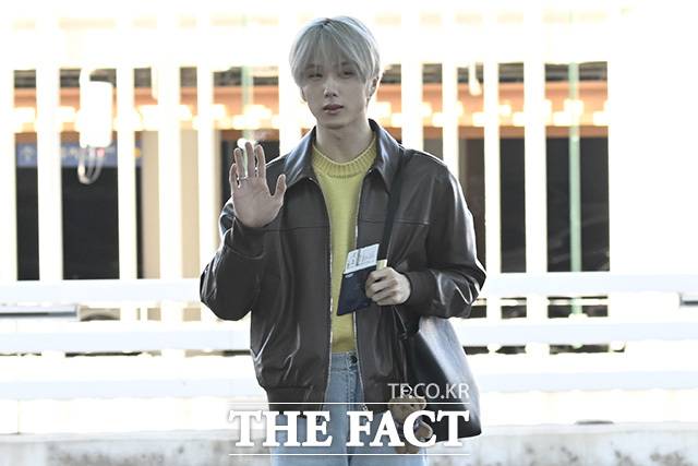 케이팝 그룹 엔시티 드림(NCT DREAM) 멤버 지성이 프랑스 파리에서 열리는 시스템(SYSTEM)의 2026 FW 파리 프레젠테이션에 참석하기 위해 20일 오전 인천국제공항을 찾은 가운데 취재진 앞에서 포즈를 취하고 있다. /인천국제공항=송호영 기자