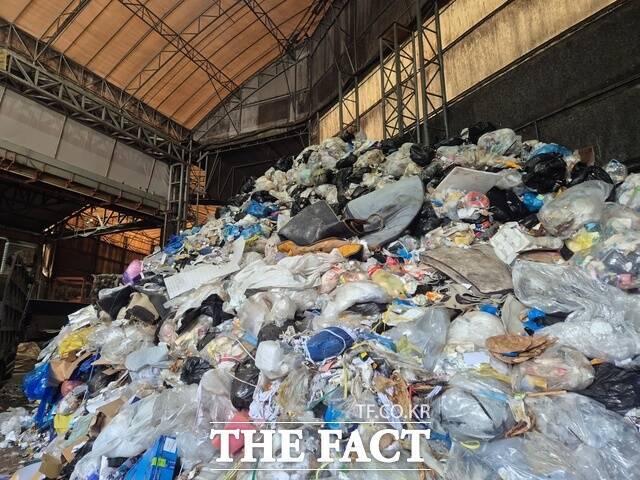 천안시 소재 한 폐기물처리업체 야적장에 수도권 생활폐기물이 쌓여 있다. /충남도