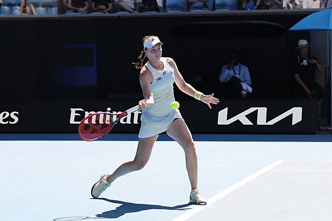 강력한 포핸드를 구사하는 리바키나