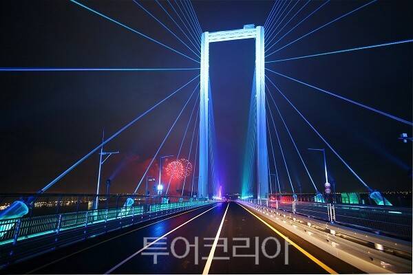 2026년 1월 4일(일요일), IFEZ는 청라하늘대교(제3연륙교)에서 '청라하늘대교(제3연륙교) 개통 기념식'을 개최했다. 이번 행사는 영종국제도시와 청라국제도시를 연결하고 수도권과 인천을 잇는 핵심 교통 인프라인 청라하늘대교(제3연륙교)의 공식 개통을 시민과 함께 선포하기 위해 마련됐다. 기념식에는 기념주행과 오색연화 점화식, 전 구간 점등식과 불꽃쇼가 진행됐으며, 청라하늘대교(제3연륙교)는 2026년 1월 5일 오후 2시부터 전 구간 도로 사용을 개시할 예정이다.