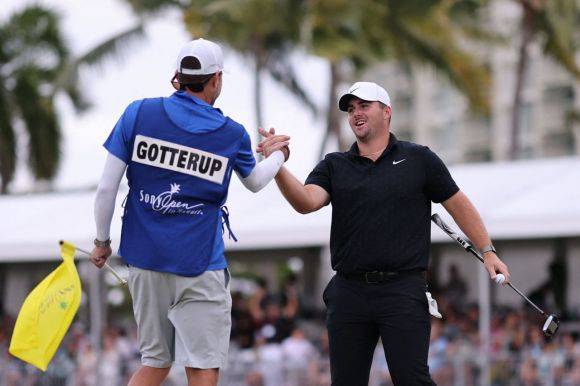 크리스 고터럽이 소니 오픈 우승 직후 캐디와 기뻐하고 있다. 호놀룰루(미국)=AFP연합뉴스