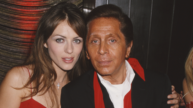 1997년 뉴욕 포시즌스 레스토랑에서 함께 사진을 찍은 발렌티노와 영국의 모델 겸 배우 엘리자베스 헐리