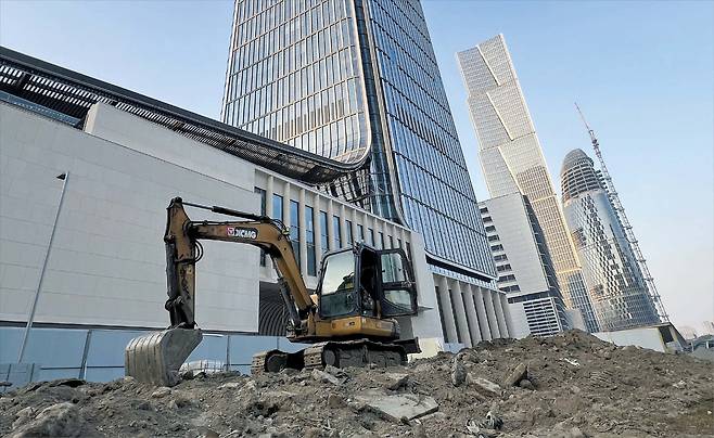 이벌찬 특파원공사 한창인 튜링마을  15일 오후 ‘딥시크의 고향’ 중국 항저우시의 AI(인공지능) 산업 단지인 튜링마을에서 상업 구역 공사가 한창이다. ‘완공 후 가동’ 공식을 뒤집은 튜링 마을은 2024년 AI 데이터센터를 먼저 개방했고, 상업·생활 시설은 올해 공사를 마무리할 예정이다.