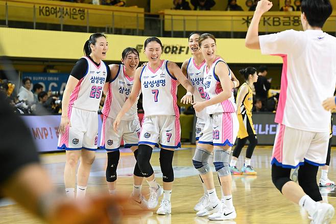 윤예빈(오른쪽) 등 용인 삼성생명 선수들이 19일 청주 KB전에서 승리한 뒤 기뻐하고 있다. /WKBL