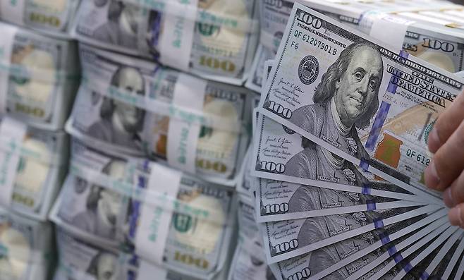 서울 중구 하나은행 위변조대응센터에서 직원이 달러화를 정리하는 모습. /뉴스1