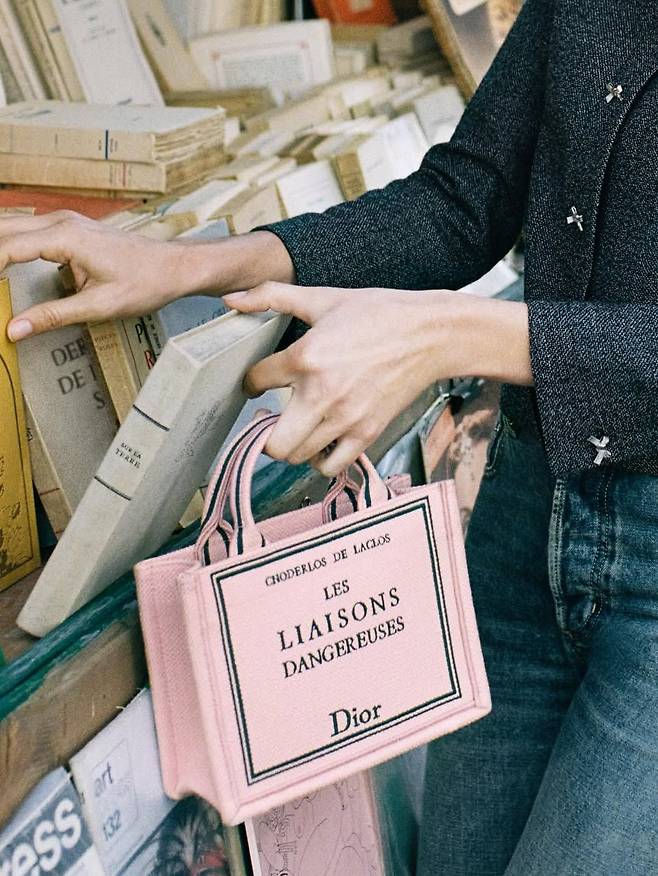 DIOR 2026 S/S BOOK TOTE | 출처 디올