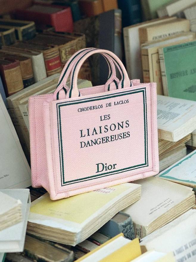 DIOR 2026 S/S BOOK TOTE | 출처 디올