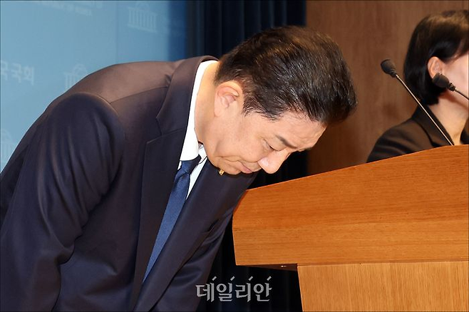 공천헌금 수수 등 각종 비위 의혹을 받고 있는 김병기 더불어민주당 의원이 19일 오전 국회 소통관 기자회견장에서 탈당 기자회견을 마친 뒤 인사하고 있다. ⓒ데일리안 홍금표 기자