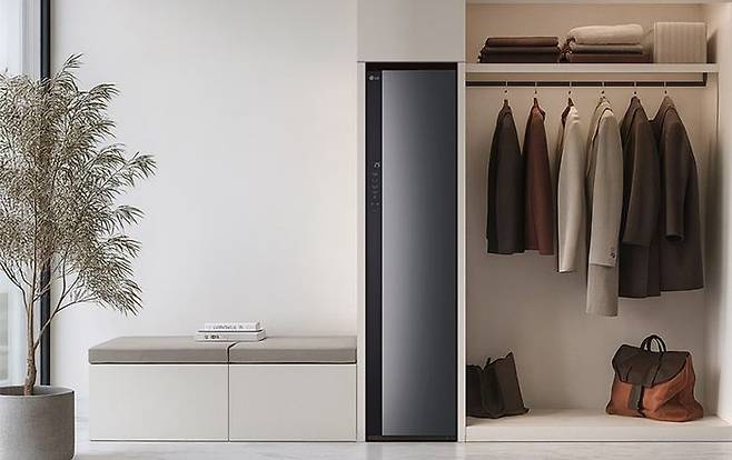 LG전자가 ‘2026 NEW LG 스타일러 오브제컬렉션’ 5벌식과 3벌식 신제품을 선보였다. 신제품은 '듀얼 트루스팀'으로 스팀 분사량을 보다 정밀하게 제어해 의류 소재에 맞춰 섬세하게 관리해준다. 5벌식 스타일러는 AI가 의류 무게 데이터를 학습·분석해 무게에 따라 최적의 스타일링 및 건조 시간 코스를 제안한다.ⓒLG전자