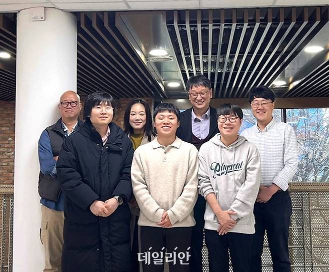 한국과학기술원 물리학과 교수팀이 양자물질 내부에서 전하밀도파가 형성되고 사라지는 과정을 공간적으로 시각화하는 데 세계 최초로 성공한 후 기념촬영을 하고 있다.ⓒ한국과학기술원