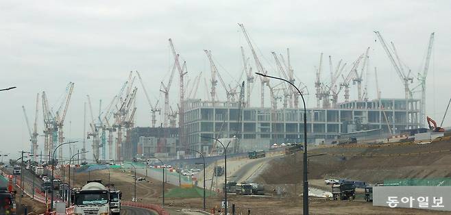 SK하이닉스가 경기 용인시 처인구에 건설하고 있는 용인 반도체 클러스터 1기 팹(공장)의 모습. 이곳은 2027년 가동 목표로 건설 공사가 한창 진행 중이다. 2025.12.19 용인=신원건 기자 laputa@donga.com