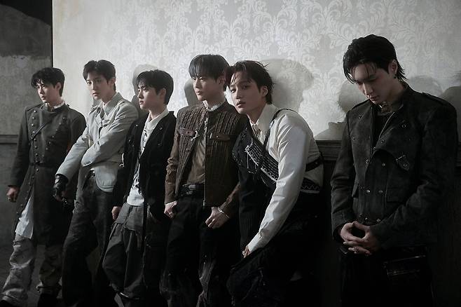 19일 정규 8집 ‘리버스(REVERXE)’로 컴백한 보이그룹 엑소의 타이틀곡 ‘크라운(Crown)’ 뮤직비디오의 한 장면. 강렬한 ‘SMP(SM Music Performance)’ 스타일의 노래로, 왕관을 머리에 쓰는 듯한 안무가 포인트다. 엑소 유튜브 캡처