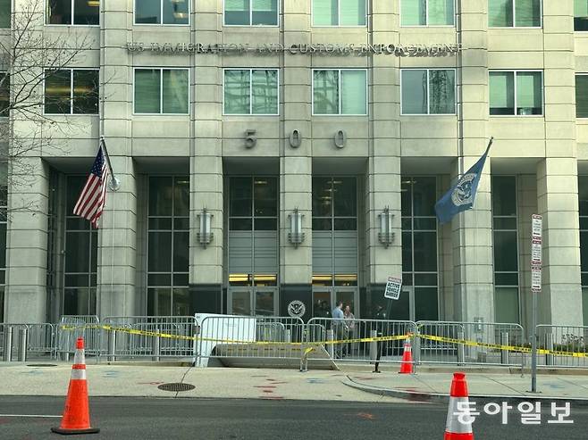 미국 워싱턴 12번가 500번지에 있는 이민세관단속국(ICE) 본청 건물 전경. 7일 미네소타주 미니애폴리스에서 백인 여성 러네이 니콜 굿이 ICE 요원에게 사살된 뒤 미 전역의 ICE 건물 앞에서 이를 규탄하는 시위가 벌어지고 있다. 워싱턴=신진우 특파원 niceshin@donga.com