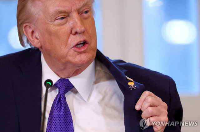 ‘행복한 트럼프’(‘Happy Trump’) 핀 내보이는 도널드 트럼프 미 대통령. 워싱턴 로이터=연합뉴스