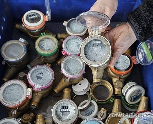 관계자가 동파된 수도 계량기를 정리하고 있다. [연합뉴스]