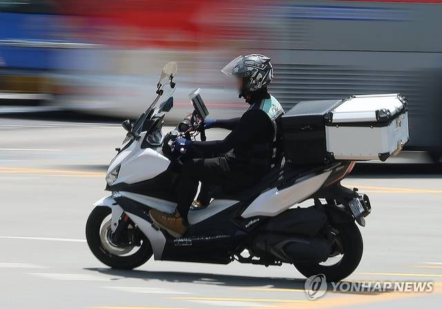 정부가 배달·택배기사, 플랫폼 종사자 등이 근로기준법 상 노동자로 쉽게 인정받도록 ‘노동자 추정제’ 도입을 추진한다. 20일 서울 시내에서 배달 라이더가 이동하고 있다. 연합뉴스