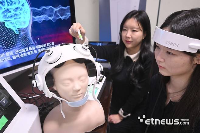 초음파기기로 치매를 치료하는 시대가 열린다. 주말 경기 성남시 분당구 딥슨바이오 연구원이 치매 치료용 초음파 자극 장치 '뉴클레어'를 시연하고 있다. 뉴클레어는 뇌 림프계 노폐물 배출을 촉진하고, 뇌척수액 순환을 촉진하는 의료기기이다. 박지호기자 jihopress@etnews.com
