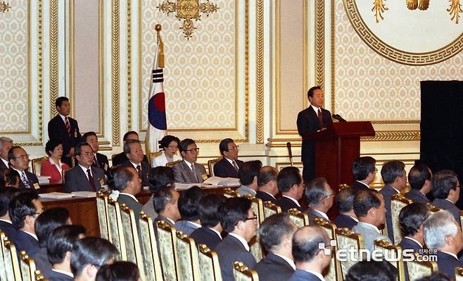 김영삼 대통령이 1993년 7월 2일 청와대 영빈관에서 신경제 5개년 보고대회에서 대국민 담화를 발표하고 있다. 국가기록원 제공