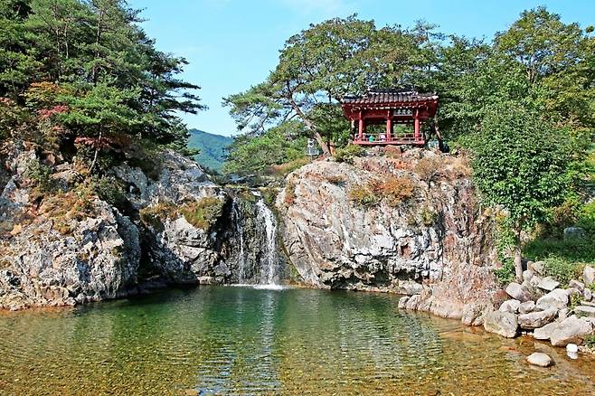 장각폭포의 겨울 물빛, 곶감 향에 물드는 상주의 계절 | 여행탐구