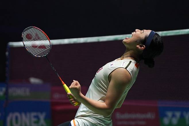 안세영(1위)이 18일(현지 시간) 인도 뉴델리에서 열린 2026 세계배드민턴연맹(BWF) 월드투어 슈퍼 750 인도오픈 여자 단식 결승에서 왕즈이(2위·중국)를 물리친 후 환호하고 있다. 안세영이 2-0(21-13 21-11)으로 승리하며 대회 2연패를 달성했다. 뉴시스