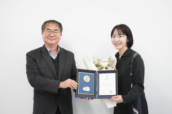 경기도재활공학서비스연구지원센터 강인학 센터장(좌)과 카카오게임즈 조정연 실장