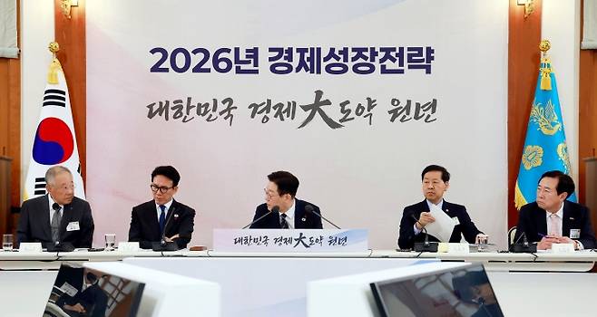 이재명 대통령이 9일 청와대에서 열린 경제성장전략 국민보고회에서 류진 한국경제인협회장과 대화하고 있다. 2026.1.9 (ⓒ뉴스1, 청와대통신사진기자단, 무단 전재-재배포 금지)
