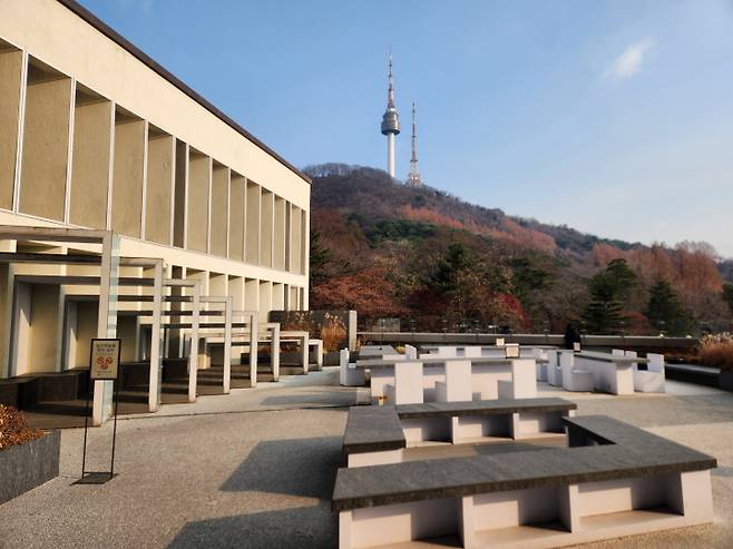 남산도서관은 서울의 중앙부인 남산 자락에 있어&nbsp;남산의 자연경관을 누릴 수 있다.