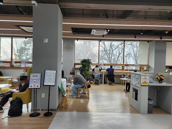 남산도서관 2층에 있는 디지털라운지는 열린 공간으로, 누구든 자유롭게 이용할 수 있다.