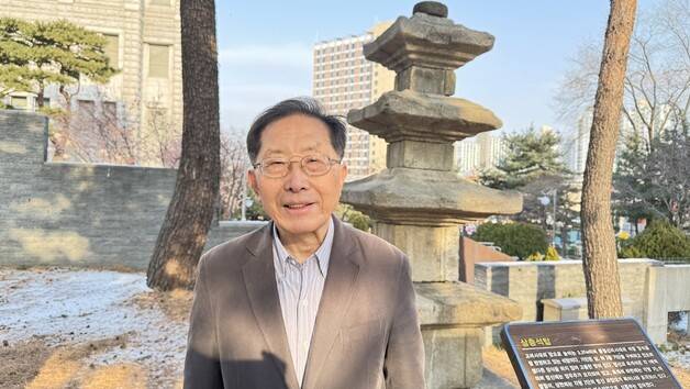 심경호 교수가 인터뷰 뒤 사진을 찍고 있다. 강성만 선임기자